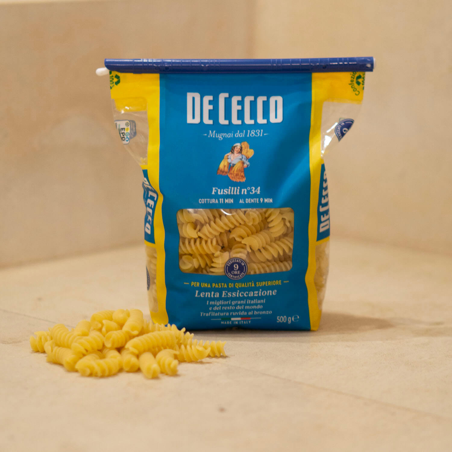 GenussVerschluss von Io Nova in Blau verschließt angebrochene Pasta-Packung sicher und aromadicht
