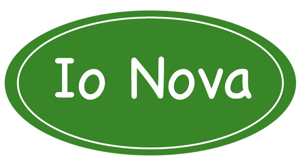 Grünes ovales Logo von Io Nova mit weißer Umrandung und weißer Schrift.