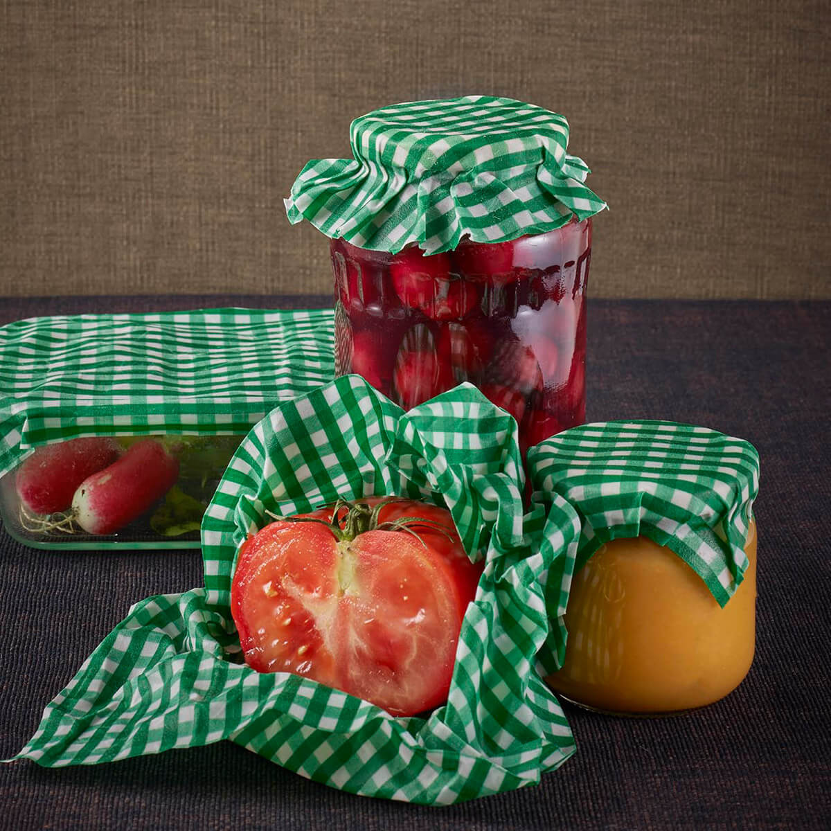 Nachhaltige Bienenwachstücher im 3er-Set von Io Nova in grün-weißem Karomuster – zum Abdecken und Frischhalten von Lebensmitteln wie Gläsern, Tomaten und Radieschen.