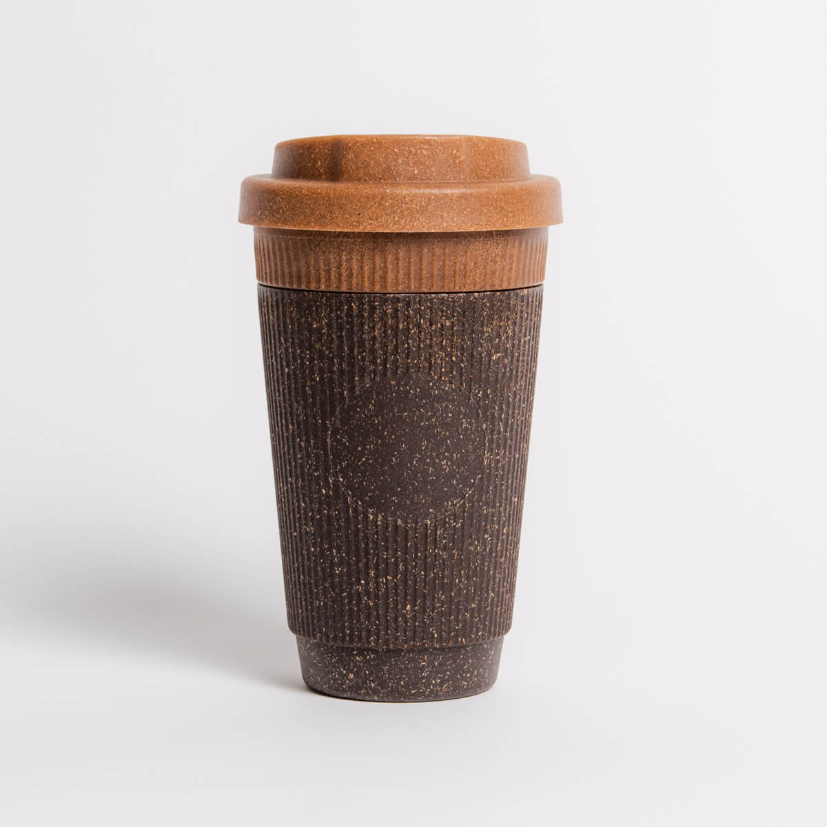 Wiederverwendbarer Coffee-to-go-Becher von Kaffeeform in der Variante Refined Nutmeg vor weißem Hintergrund.