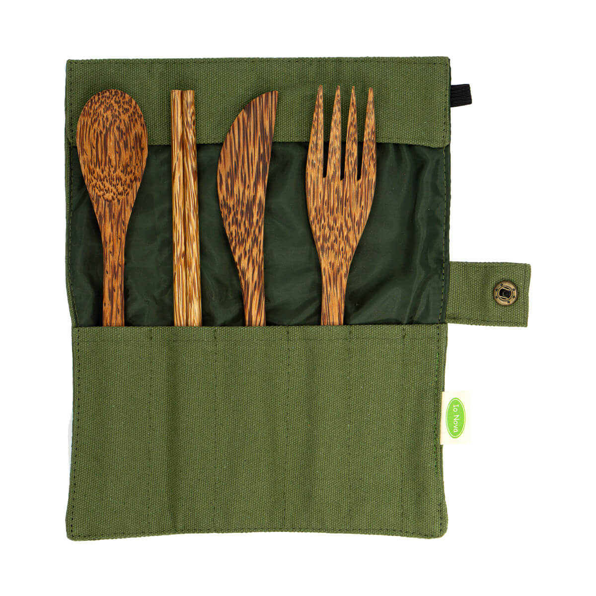 Kokosnuss-Besteck-Set bestehend aus Löffel, Essstäbchen, Messer und Gabel in einem geöffneten, grünen Stoffetui mit Druckknopfverschluss.
