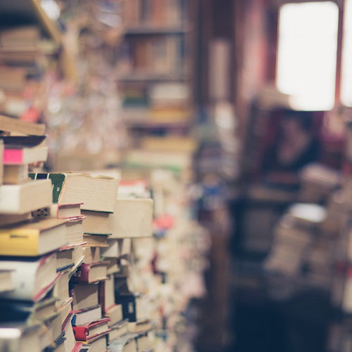 Viele bunte Bücherstapel in einer Bibliothek