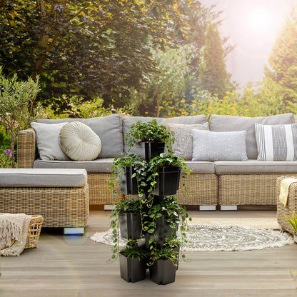FlexiFlora modulares Pflanzsystem als platzsparende Pflanzsäule mit Pflanzen auf einer gemütlichen Terrasse.