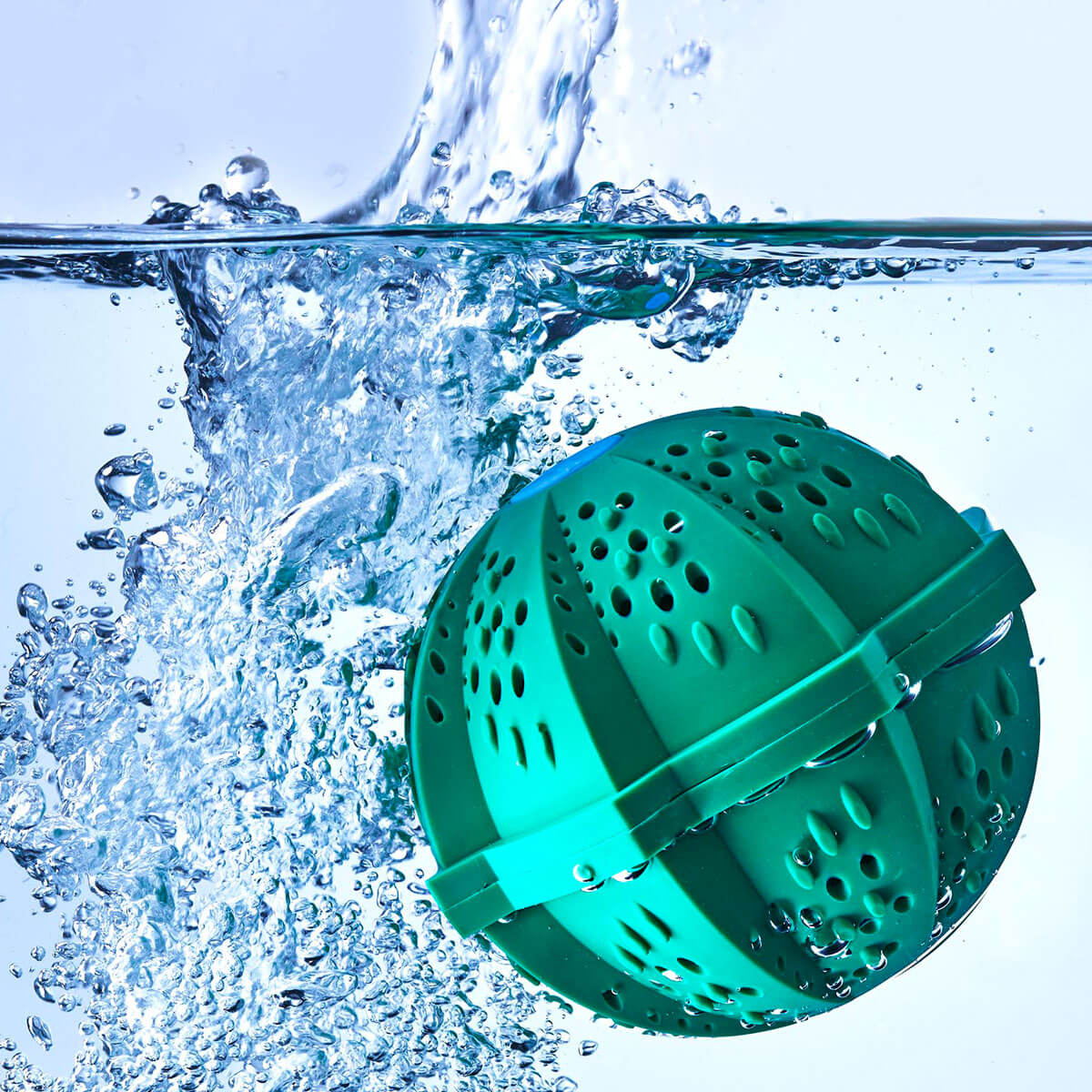 Grüner Eco Waschball von Io Nova fällt ins Wasser