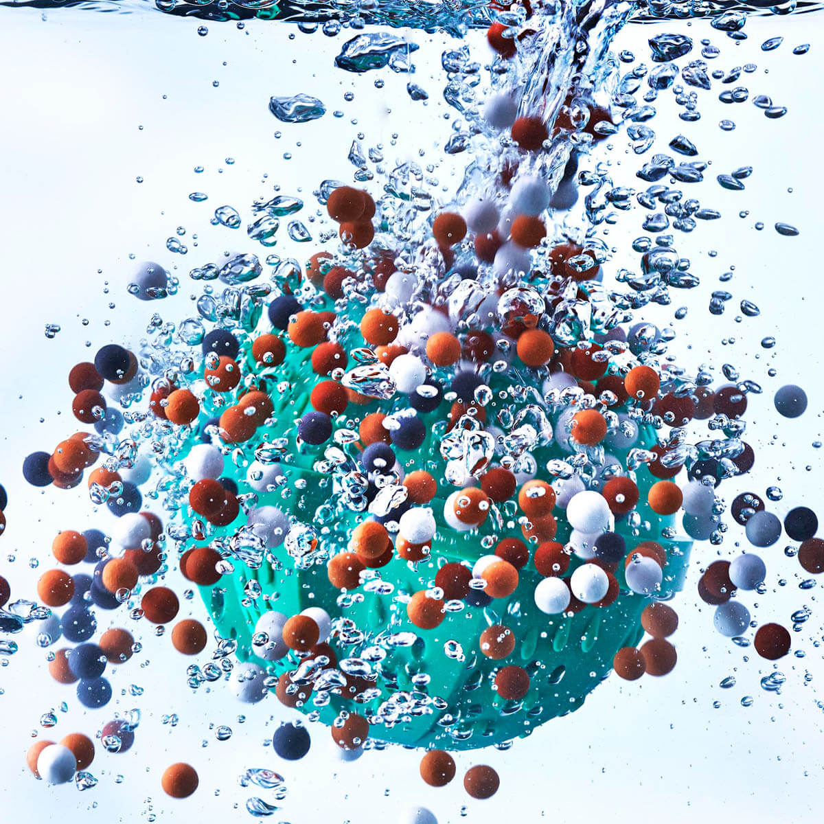 Eco Waschball im Wasser mit vier verschiedenen Mineralkugeln 