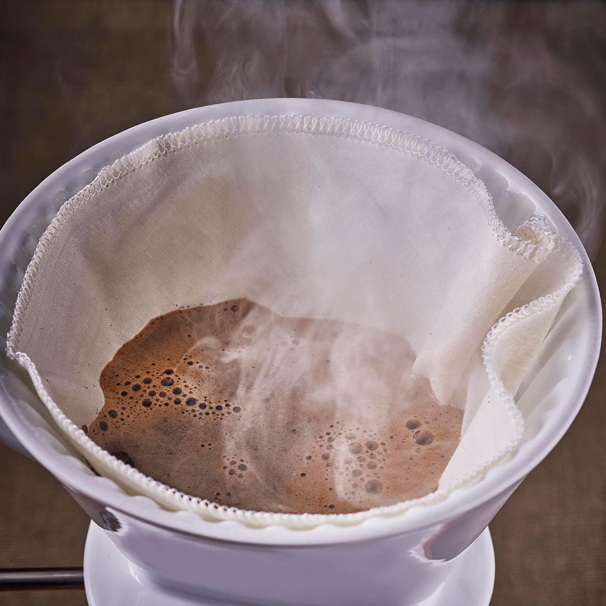 Dampfender Kaffee in wiederverwendbarem Kaffeefilter aus Baumwolle von Io Nova
