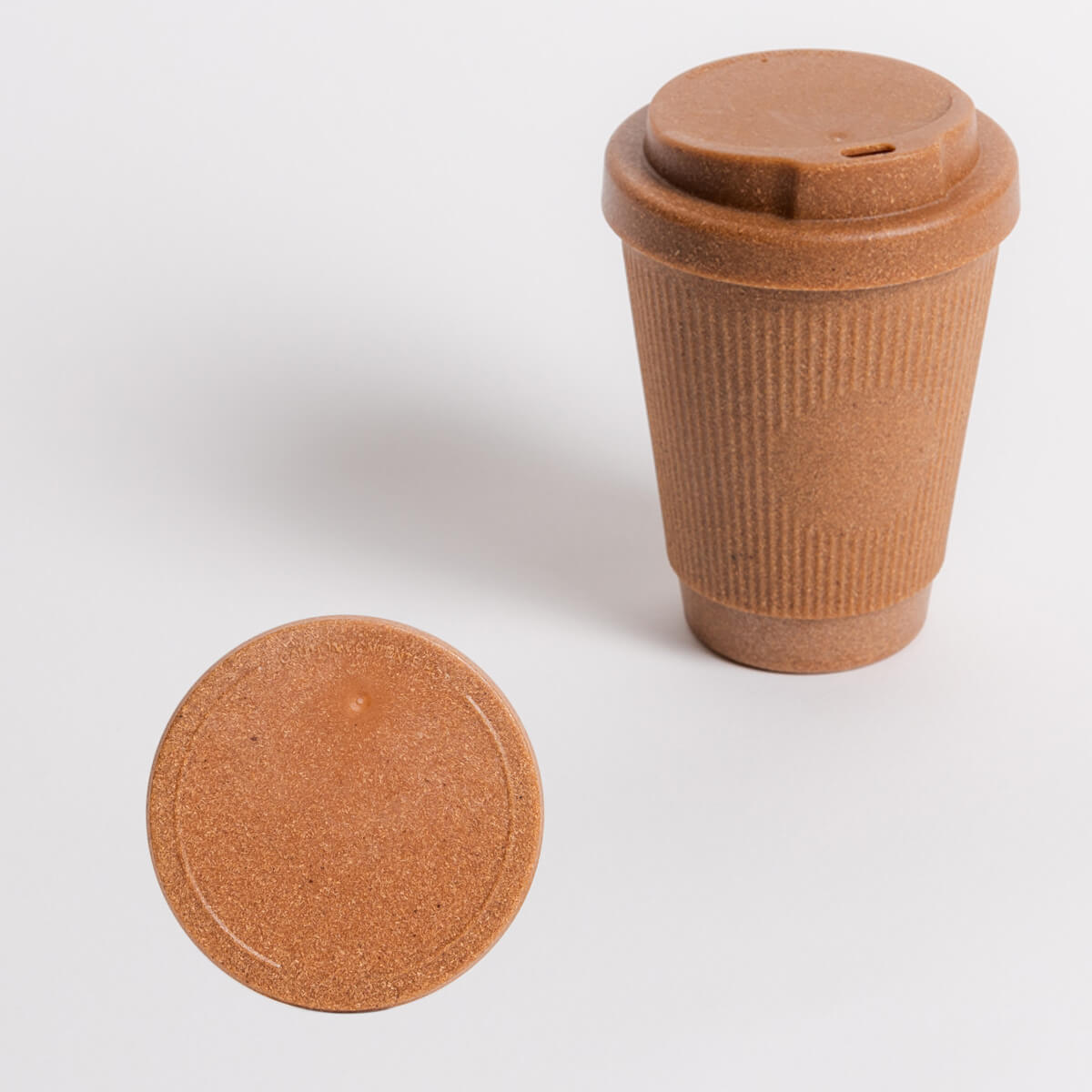 Kaffeeform Weducer Cup Essential und Verschlussdeckel in Nutmeg