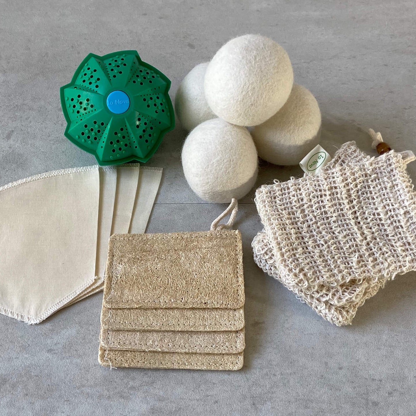 nachhaltiges Zero Waste Bestseller Set enthält: Eco Waschball, Trocknerbälle, Sisal Seifensäckchen, Kaffeefilter und Luffa Spülschwämme